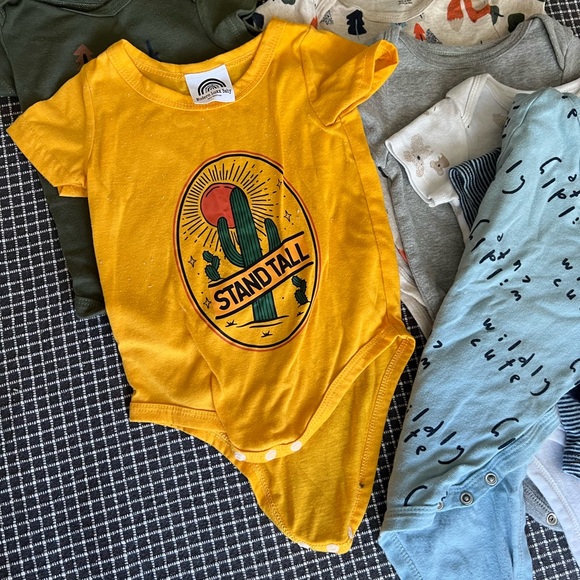 15 PEICE 3-6 MONTH INFANT BABY CLOTHING LOT BUNDLE ONSIES LONG SLEEVE FOOTIES - Picture 8 of 10